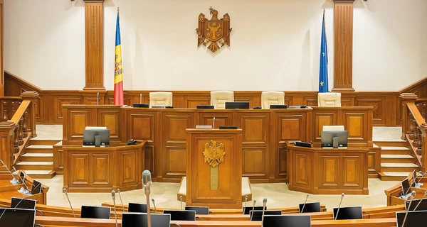 В молдавском парламенте ограничили использование русского языка 