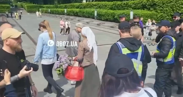В Киеве у Мемориала вечной славы не обошлось без провокаций – женщина включила на телефоне советскую песню