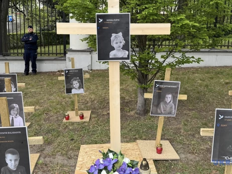 Возле посольства РФ в Варшаве провели акцию – показали фото убитых украинских детей и поставили кресты