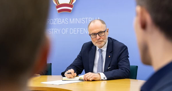 Міністр оборони Латвії пішов у відставку через дрони, що залетіли в країну