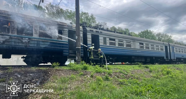 В Черкасской области во время движения загорелся электропоезд - пассажиров эвакуировали