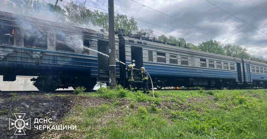 На Черкащині під час руху зайнявся електропотяг - пасажирів евакуювали