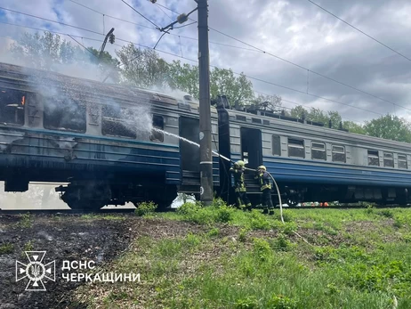 В Черкасской области во время движения загорелся электропоезд - пассажиров эвакуировали