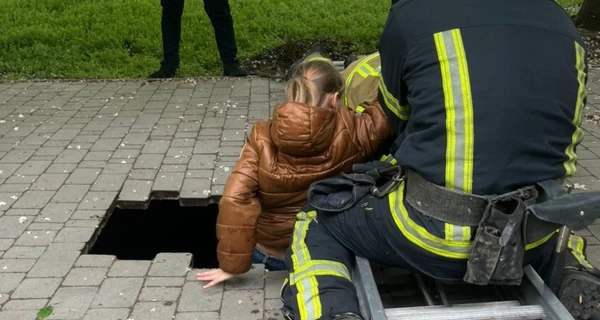 В Одессе девочка провалилась в 4-метровую яму во время прогулки