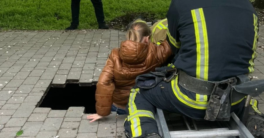 В Одессе девочка провалилась в 4-метровую яму во время прогулки