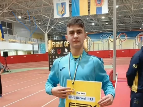 13-летний украинец установил мировой рекорд по прыжкам с шестом - 4,40 метра