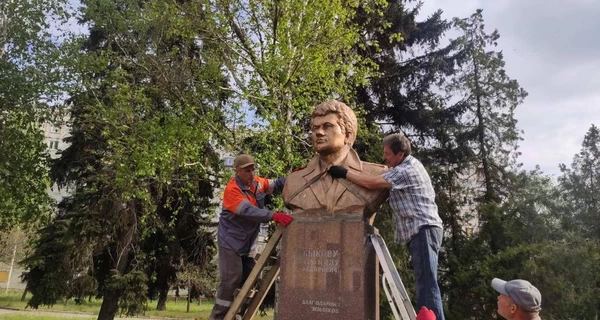 В Краматорске демонтировали барельеф Василия Стуса и памятник Шевченко - их готовят к эвакуации 