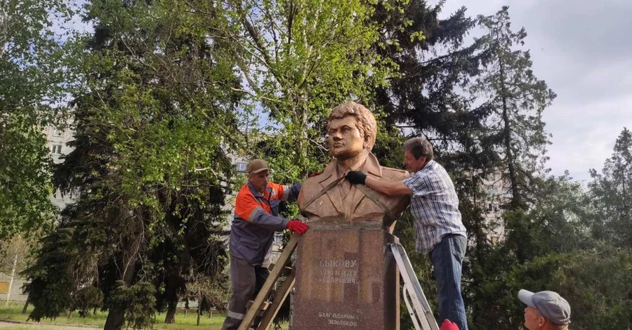 В Краматорске демонтировали барельеф Василия Стуса и памятник Шевченко - их готовят к эвакуации 