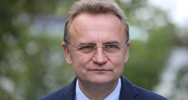 Мэра Львова Садового облили неизвестной жидкостью в центре города