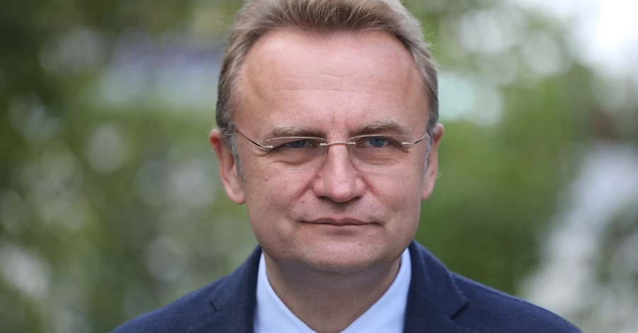 Мэра Львова Садового облили неизвестной жидкостью в центре города