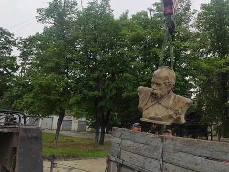 Из Краматорска эвакуируют памятники Быкову, Шевченко и Стусу