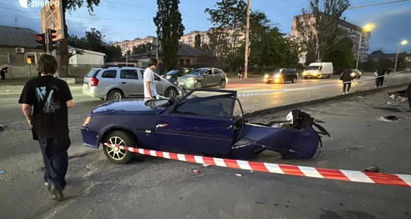 В Днепре автомобиль снес остановку в результате ДТП, есть раненые и погибшие 