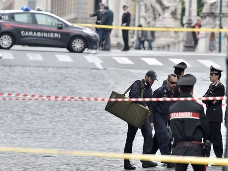 В Италии водитель въехал в толпу - убегая, напал с ножом на прохожих