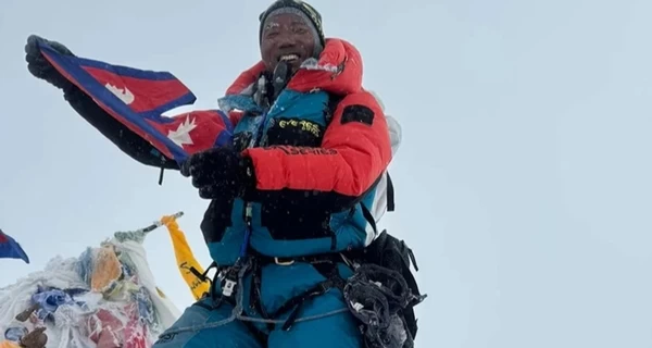 В Непале мужчина побил мировой рекорд, который сам и установил, поднявшись на Эверест 32 раза