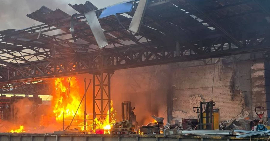 Россияне трижды за сутки атаковали депо Новой почты в Харькове