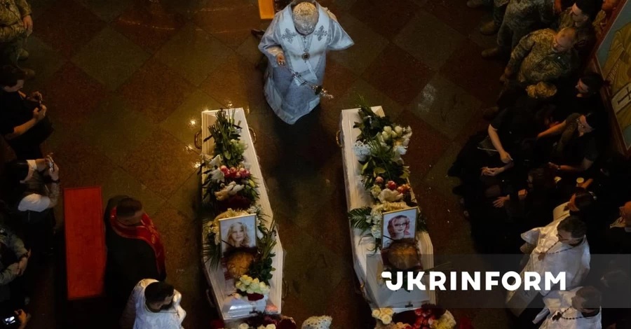 В Киеве прощаются с двумя сестрами, которых убила российская ракета