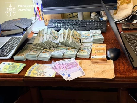 Операция по очистке Нацпола: у руководителей полиции изъяли элитные автомобили, миллионы наличных и оружие