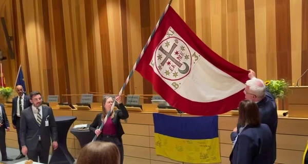 Швеция передала Украине реплику боевой хоругви Богдана Хмельницкого