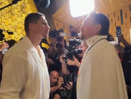 Усик напередодні бою в Єгипті провів дуель поглядів у вишуканому національному образі