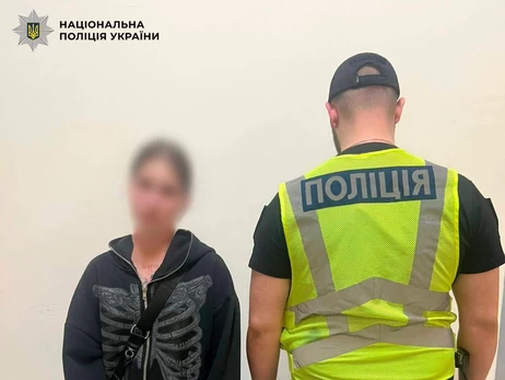 В Киеве 18-летняя девушка ударила бутылкой военного после замечания – ее задержала полиция