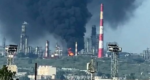 После атаки БПЛА на Сызранский НПЗ в Самарской области горит установка переработки нефти