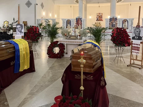 До Києва привезли останки лідера ОУН Андрія Мельника та його дружини