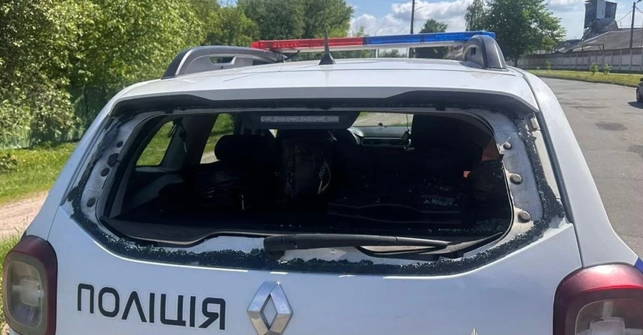 У Новгороді-Сіверському російський дрон атакував автомобіль поліції, є поранені