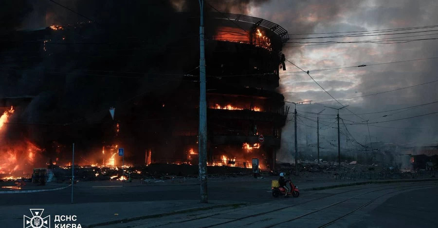 Під ударом РФ у Києві опинилися головний офіс Укрпошти, ТРЦ 