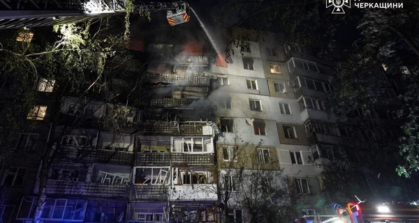В Черкассах россияне попали дроном в многоэтажку: ранены 11 человек, среди них - двое детей