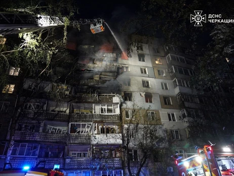 В Черкассах россияне попали дроном в многоэтажку: ранены 11 человек, среди них - двое детей