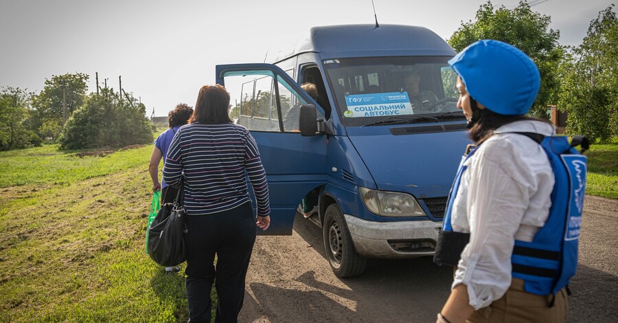 Евакуація із зони війни: куди везуть людей і хто їм допомагає
