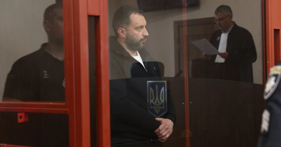 Четверо полицейских-фигурантов дела о покровительстве порноофисов вышли из СИЗО
