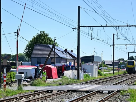 У Бельгії шкільний автобус на переїзді зіткнувся з потягом - відомо про щонайменше чотирьох загиблих