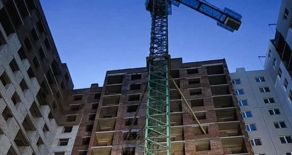 На Київщині загинув 11-річний хлопчик, стрибнувши з будівельного крана