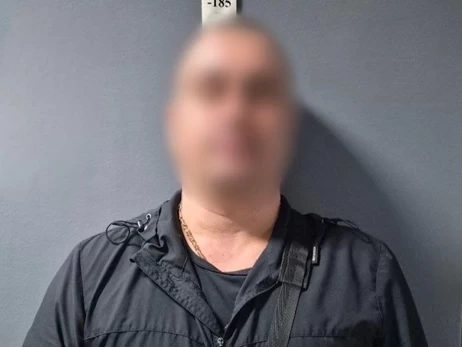 У Києві вночі чоловік влаштував стрілянину у дворі житлового будинку