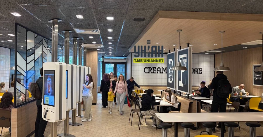 McDonald's на Лукьяновке открылся на четвертый день после обстрела