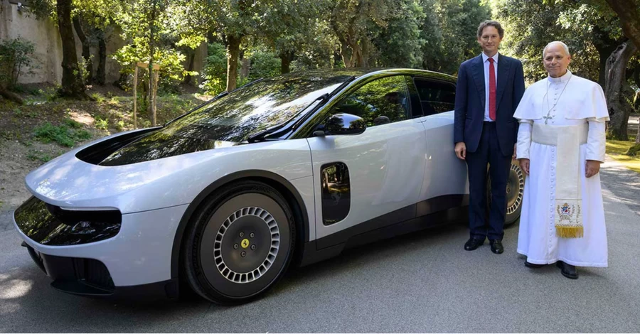 Папе Римскому показали первый электрокар Ferrari, чтобы сгладить насмешки над новинкой