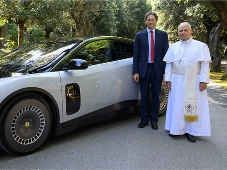 Папе Римскому показали первый электрокар Ferrari, чтобы сгладить насмешки над новинкой