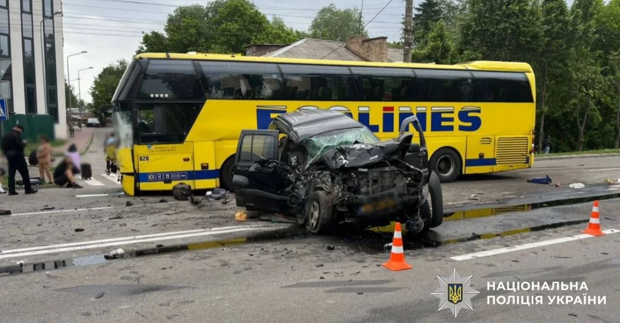 В Борисполе Jeep столкнулся с пассажирским автобусом, есть погибший и пострадавшие