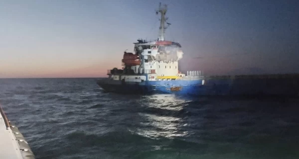 Росіяни атакували турецький суховантаж біля Одещини: спалахнула пожежа, є поранені