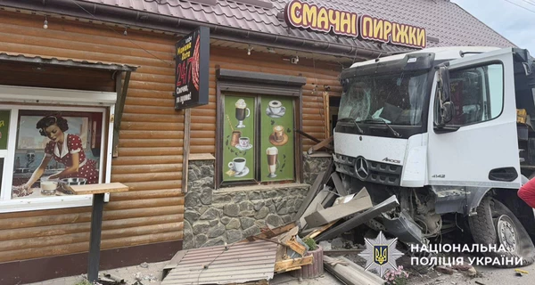 На Хмельниччині вантажівка протаранила авто та в’їхала в кафе - є загибла і постраждалі