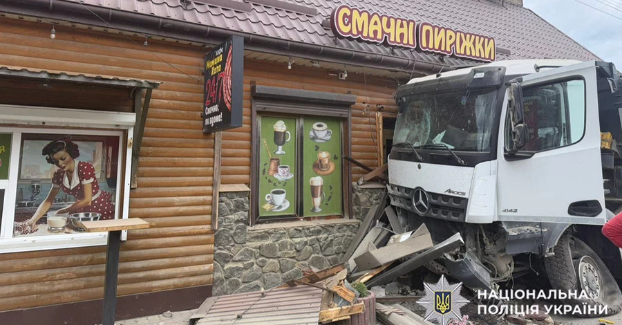В Хмельницкой области грузовик протаранил авто и въехал в кафе - есть погибшая и пострадавшие