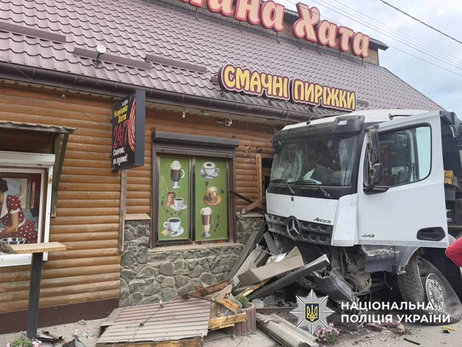 На Хмельниччині вантажівка протаранила авто та в’їхала в кафе - є загибла і постраждалі
