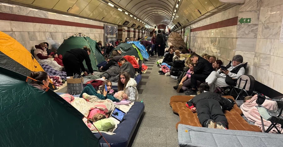 В Threads злятся на владельцев палаток в метро - из-за них другие стоят как в маршрутке