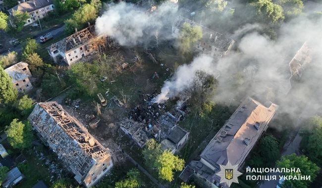 Житловий квартал у Дніпрі після російського обстрілу