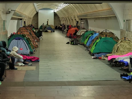 У київському метрополітені запевнили, що не заборонятимуть намети в укриттях