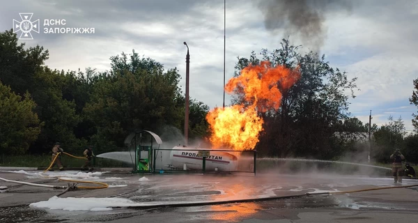 В Запорожье российский дрон атаковал спасателей во время тушения пожара на АЗС