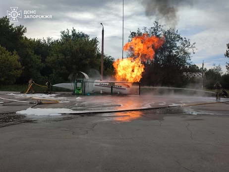 В Запорожье российский дрон атаковал спасателей во время тушения пожара на АЗС