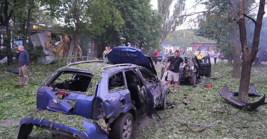 Росіяни кілька годин атакують Запоріжжя - є поранені, пошкоджено багатоповерхівку