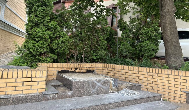 Київ без Булгакова: на Андріївському узвозі демонтували пам’ятник російському письменнику